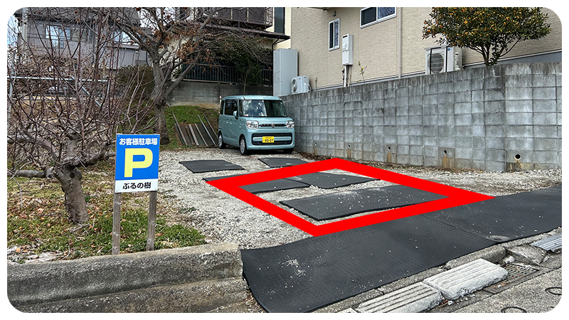 当店の裏の車可能な駐車スペースの写真