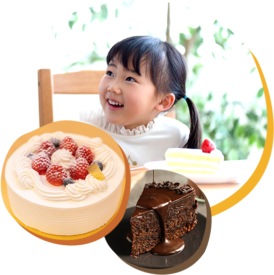 ケーキを見てうれしそうな女の子の写真